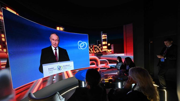 Ein Bildschirm überträgt die Rede des russischen Präsidenten Wladimir Putin während einer Plenarsitzung des Forums „Russische Energiewoche“ in Moskau am 16. Oktober 2025. (Foto: Olesya KURPYAYEVA / AFP)