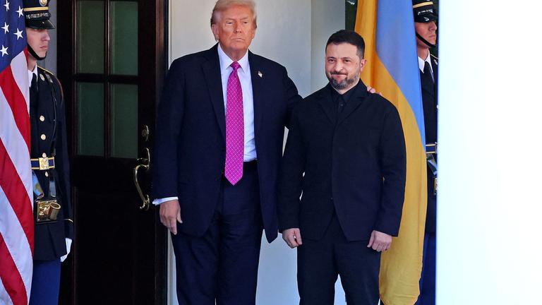 US-Präsident Donald Trump begrüßt den ukrainischen Präsidenten Wolodymyr Selenskyj bei seiner Ankunft zu einem Treffen im Weißen Haus in Washington, D.C., am 17. Oktober 2025.