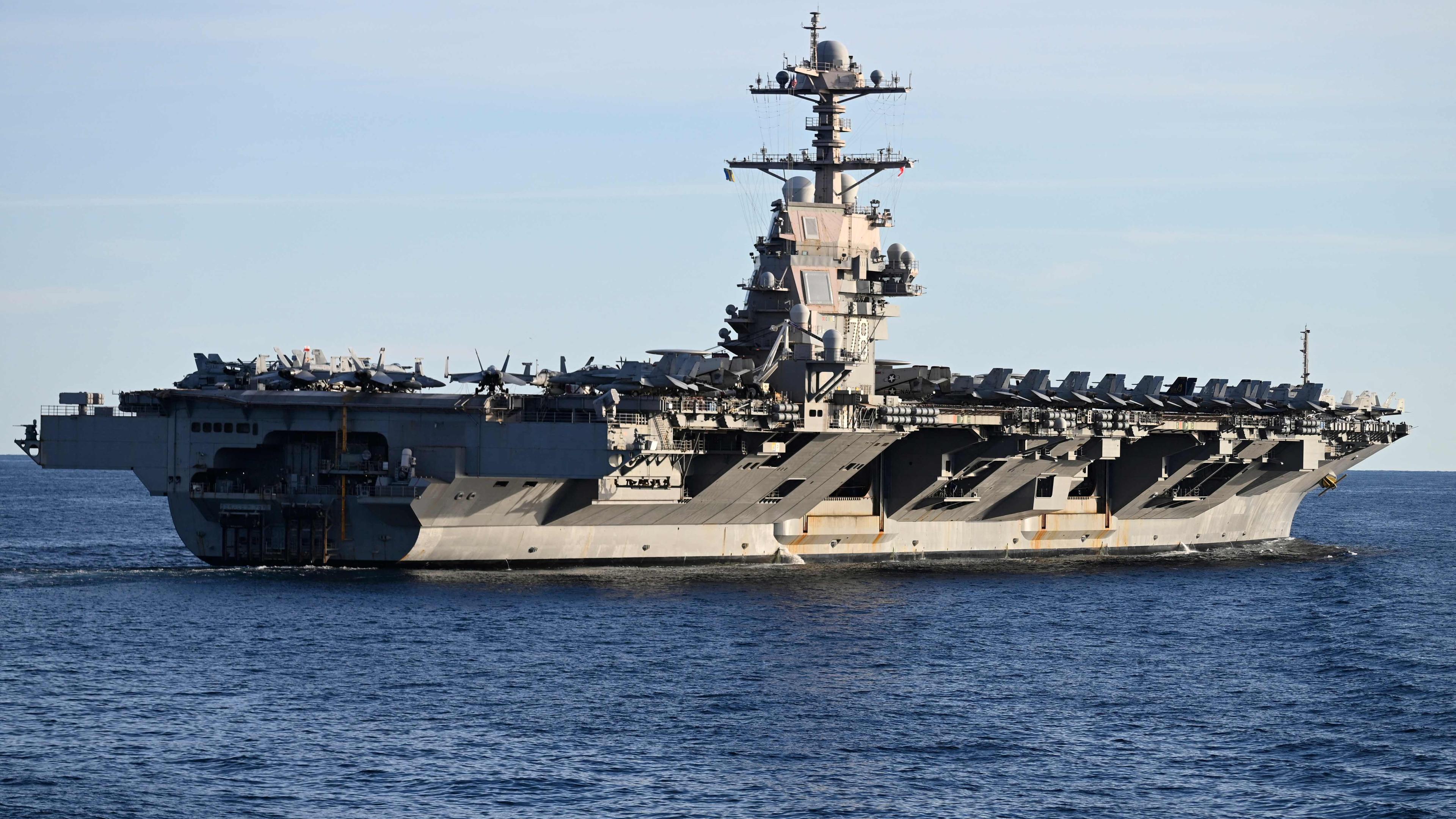  Die USS Gerald R. Ford, der größte Flugzeugträger der Welt, während der NATO-Übung „Neptune Strike 2025” am 24. September 2025 in der Nordsee. Washington entsendet einen Flugzeugträger und Begleitschiffe, um gegen Drogenkartelle in Lateinamerika vorzugehen, teilte das Pentagon am 24. Oktober 2025 mit. Damit wird die Feuerkraft der USA in der Region massiv verstärkt. Der Einsatz der USS Gerald R. Ford Carrier Strike Group erfolgt „zur Unterstützung der Anweisung des Präsidenten, transnationale kriminelle Organisationen (TCOs) zu zerschlagen und den Drogenterrorismus zur Verteidigung des Heimatlandes zu bekämpfen”, erklärte Pentagon-Sprecher Sean Parnell in einem Beitrag auf X.