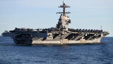  Die USS Gerald R. Ford, der größte Flugzeugträger der Welt, während der NATO-Übung „Neptune Strike 2025” am 24. September 2025 in der Nordsee. Washington entsendet einen Flugzeugträger und Begleitschiffe, um gegen Drogenkartelle in Lateinamerika vorzugehen, teilte das Pentagon am 24. Oktober 2025 mit. Damit wird die Feuerkraft der USA in der Region massiv verstärkt. Der Einsatz der USS Gerald R. Ford Carrier Strike Group erfolgt „zur Unterstützung der Anweisung des Präsidenten, transnationale kriminelle Organisationen (TCOs) zu zerschlagen und den Drogenterrorismus zur Verteidigung des Heimatlandes zu bekämpfen”, erklärte Pentagon-Sprecher Sean Parnell in einem Beitrag auf X.
