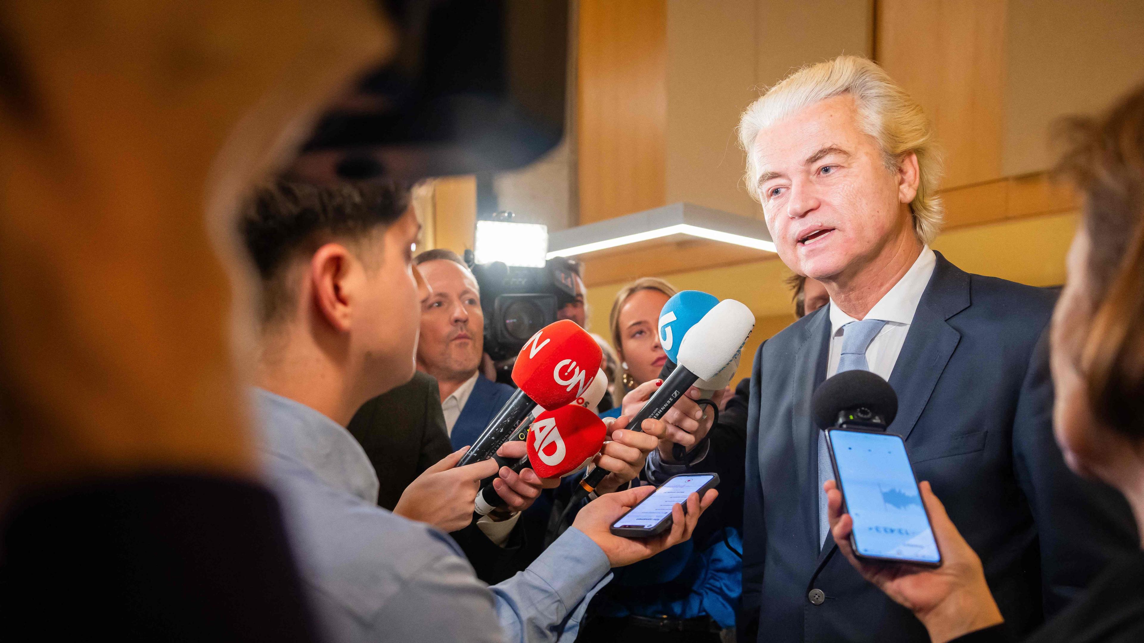 Chef der PVV Geert Wilders reagiert auf die Ergebnisse der Parlamentswahl vor der Presse