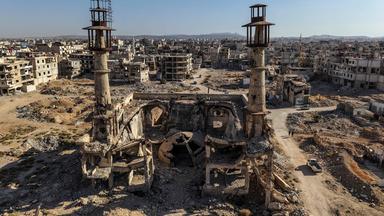 Diese Luftaufnahme zeigt den zerstörten Schrein der schiitischen Muslimin Sayyida Sakina in Darayya am Stadtrand von Damaskus am 30. Oktober 2025.