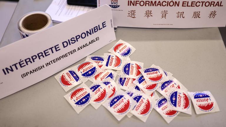 Aufkleber mit der Aufschrift „I Voted“ (Ich habe gewählt) sind am 4. November 2025 in einem Wahllokal im Stadtteil Hamilton Heights im New Yorker Stadtteil Manhattan zu sehen. Die New Yorker werden am 4. November einen neuen Bürgermeister wählen, nachdem ein unvorhersehbarer Wahlkampf, der weit über die größte Stadt der Vereinigten Staaten hinaus Aufmerksamkeit erregt hat, Präsident Donald Trump dazu veranlasst hat, den Spitzenkandidaten Zohran Mamdani als „Kommunisten“ zu bezeichnen. Der aufstrebende Kandidat der Demokratischen Partei, Mamdani, ein eingebürgerter muslimischer Amerikaner, der Queens in der staatlichen Legislative vertritt, liegt vor dem ehemaligen Gouverneur und wegen sexueller Übergriffe angeklagten Andrew Cuomo, der nach seiner Niederlage gegen Mamdani in den Vorwahlen seiner Partei als Unabhängiger antritt.