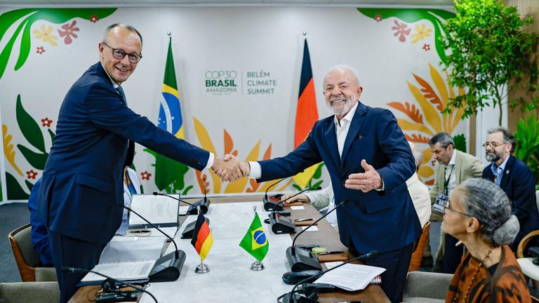 Dieses vom brasilianischen Präsidialamt veröffentlichte Foto zeigt den brasilianischen Präsidenten Luiz Inacio Lula da Silva (rechts) und den deutschen Bundeskanzler Friedrich Merz, die während eines bilateralen Treffens auf der COP30-Klimakonferenz der Vereinten Nationen in Belém für ein Foto posieren.