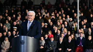 Bundespräsident Frank-Walter Steinmeier spricht beim Feierlichen Gelöbnis als Zentralveranstaltung zum 70. Jahrestag der Bundeswehr am Bundesforum