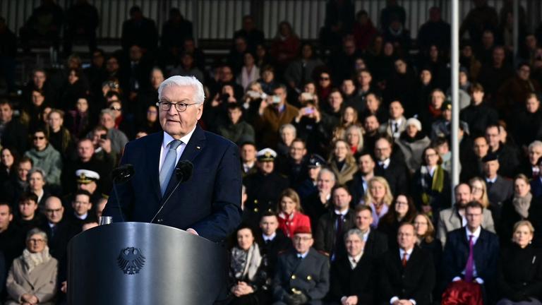 Bundespräsident Frank-Walter Steinmeier spricht beim Feierlichen Gelöbnis als Zentralveranstaltung zum 70. Jahrestag der Bundeswehr am Bundesforum