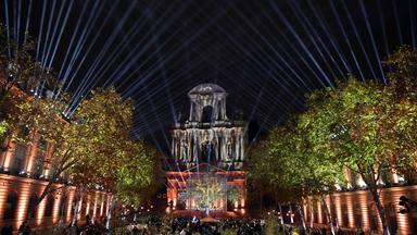 Menschen nehmen an einer Gedenkfeier zum zehnten Jahrestag der Terroranschläge vom 13. November 2015 teil, bei denen 130 Zivilisten ums Leben kamen, im „Jardin du 13 novembre 2015” in Paris am 13. November 2025.