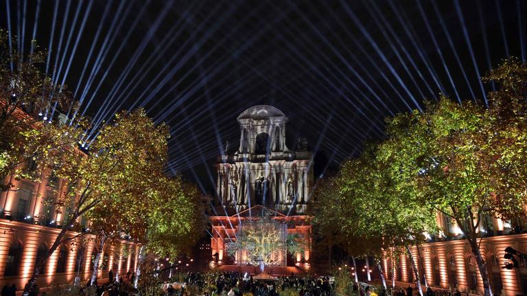 Menschen nehmen an einer Gedenkfeier zum zehnten Jahrestag der Terroranschläge vom 13. November 2015 teil, bei denen 130 Zivilisten ums Leben kamen, im „Jardin du 13 novembre 2015” in Paris am 13. November 2025.