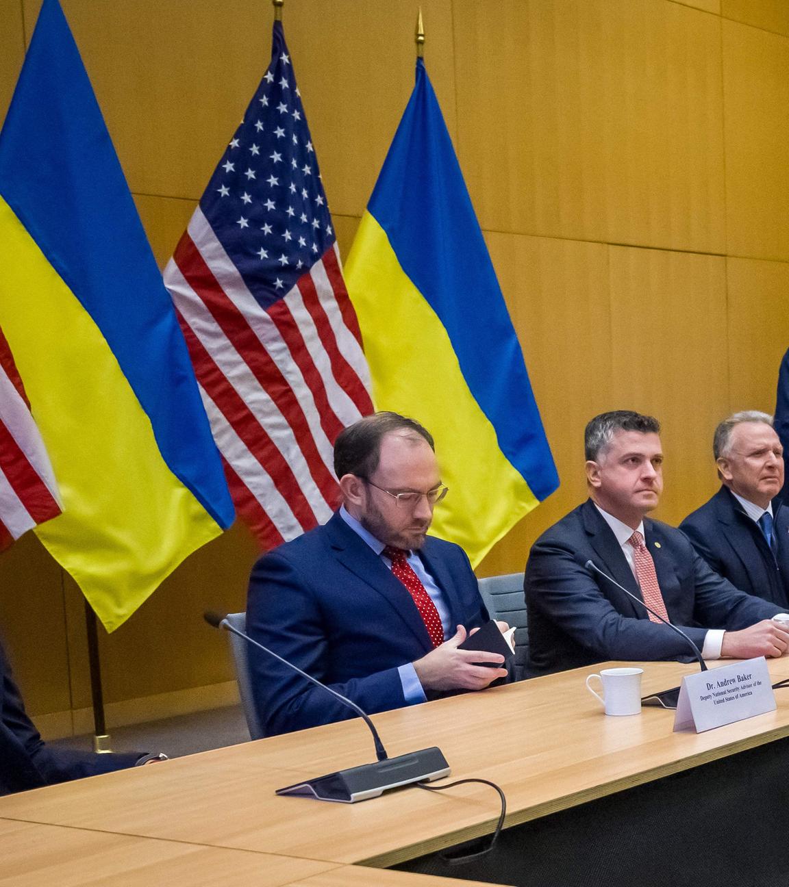US-Außenminister Marco Rubio (5. v. l.), US-Sonderbeauftragter Steve Witkoff (4. v. l.), US-Armeeminister Daniel Driscoll (nimmt Platz) und Jared Kushner (l.), Schwiegersohn von US-Präsident Donald Trump, gegenüber der ukrainischen Delegation während der Gespräche über einen US-Plan zur Beendigung des Krieges in der Ukraine in der US-Vertretung in Genf am 23. November 2025. US-Außenminister Marco Rubio traf am Morgen des 23. November 2025 in Genf ein, um über einen US-Plan zur Beendigung des Ukraine-Krieges zu diskutieren, nachdem Washington Verhandlungsspielraum für den umstrittenen Vorschlag signalisiert hatte. Auch ukrainische, europäische und kanadische Regierungsvertreter versammelten sich in der Schweizer Stadt.