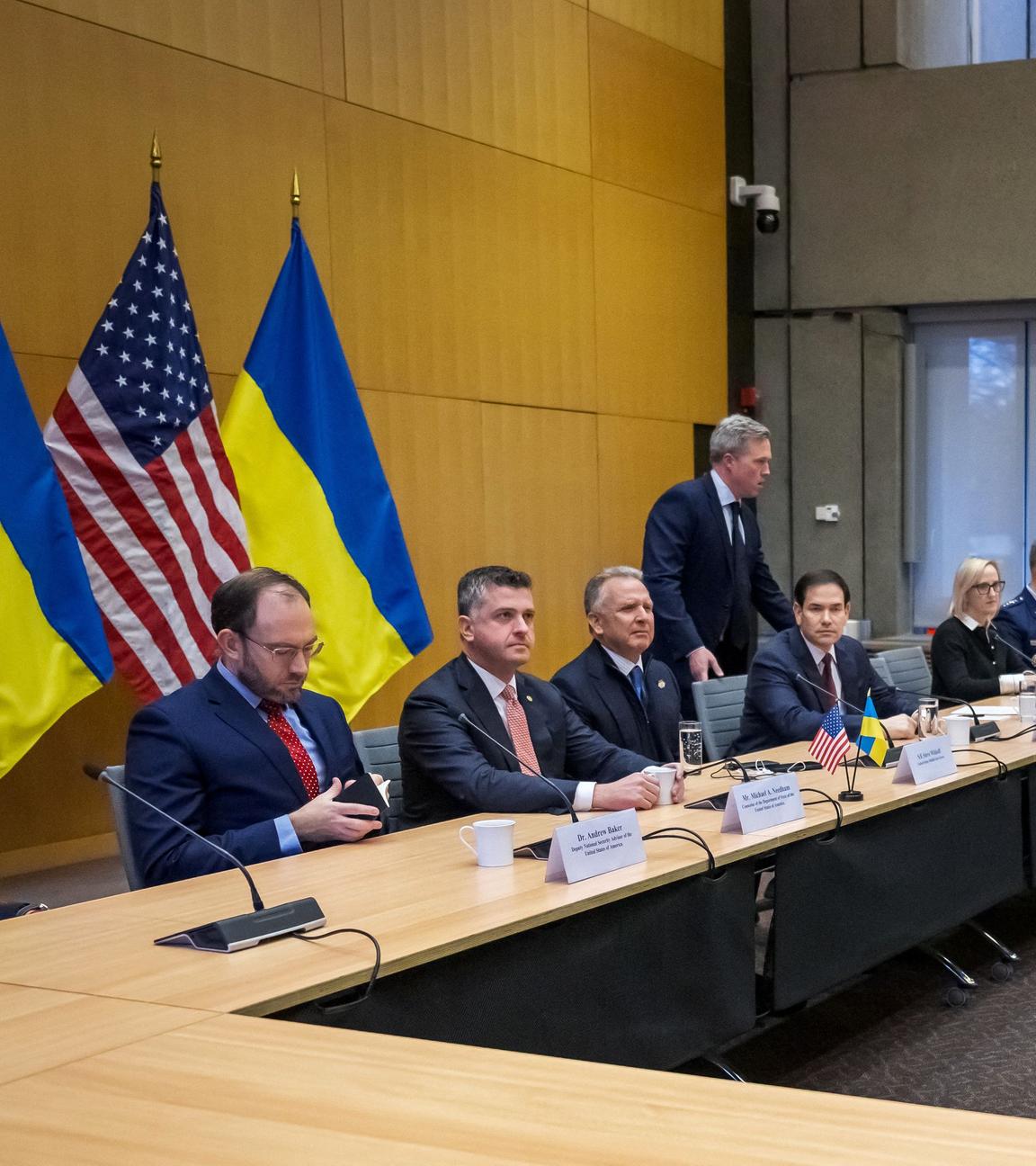 US-Außenminister Marco Rubio (4. v. l.) und US-Sonderbeauftragter Steve Witkoff (3. v. l.) gegenüber der ukrainischen Delegation während der Gespräche über einen US-Plan zur Beendigung des Krieges in der Ukraine 