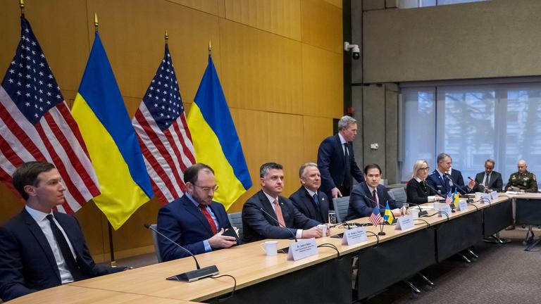 US-Außenminister Marco Rubio (4. v. l.) und US-Sonderbeauftragter Steve Witkoff (3. v. l.) gegenüber der ukrainischen Delegation während der Gespräche über einen US-Plan zur Beendigung des Krieges in der Ukraine 