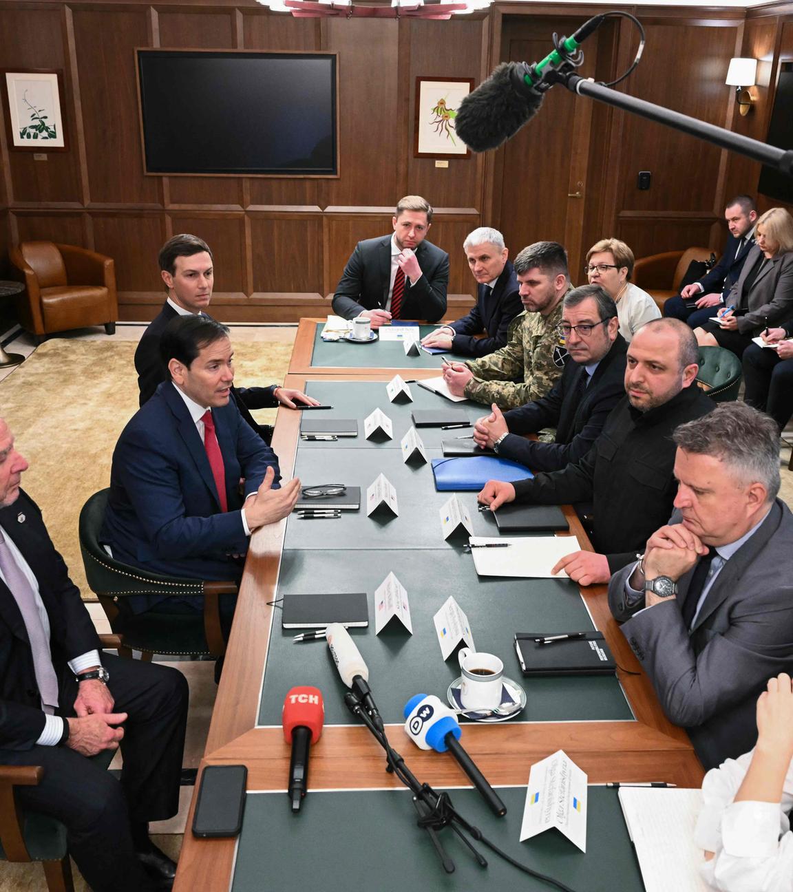US-Außenminister Marco Rubio (Mitte links), flankiert von Steve Witkoff und Jared Kushner, Sonderbeauftragte des Weißen Hauses, spricht während eines Treffens mit ukrainischen Beamten unter der Leitung von Rustem Umerov (Mitte rechts) in Hallandale Beach, Florida, am 30. November 2025.