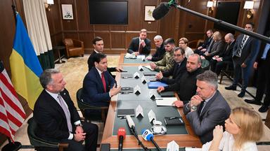 US-Außenminister Marco Rubio (Mitte links), flankiert von Steve Witkoff und Jared Kushner, Sonderbeauftragte des Weißen Hauses, spricht während eines Treffens mit ukrainischen Beamten unter der Leitung von Rustem Umerov (Mitte rechts) in Hallandale Beach, Florida, am 30. November 2025.