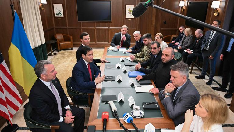 US-Außenminister Marco Rubio (Mitte links), flankiert von Steve Witkoff und Jared Kushner, Sonderbeauftragte des Weißen Hauses, spricht während eines Treffens mit ukrainischen Beamten unter der Leitung von Rustem Umerov (Mitte rechts) in Hallandale Beach, Florida, am 30. November 2025.
