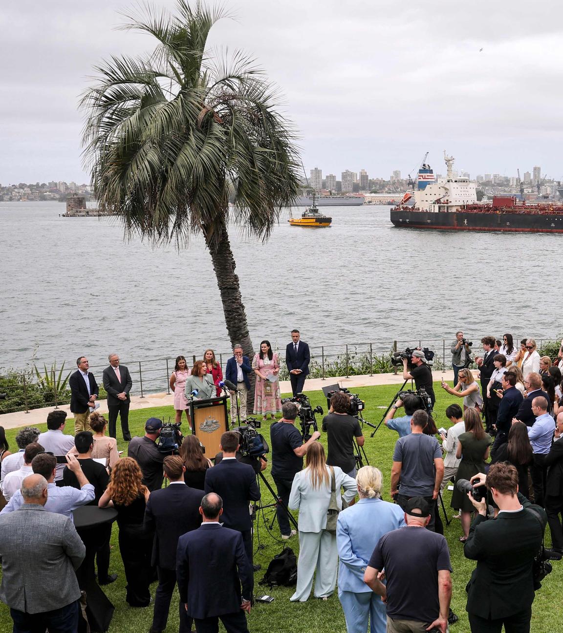 Ein Schiff segelt im Hafen von Sydney, während die australische Kommunikationsministerin Anika Wells am 10. Dezember 2025 bei einer offiziellen Veranstaltung im Kirrilbilli House in Sydney anlässlich des Starts der australischen Social-Media-Reform eine Rede hält. Australien hat am 10. Dezember mit einer weltweit beispiellosen Maßnahme unzähligen Jugendlichen den Zugang zu sozialen Medien untersagt und erklärt, es sei an der Zeit, den mächtigen Tech-Giganten „die Kontrolle zurückzunehmen”.