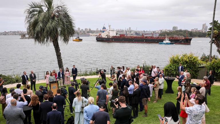 Ein Schiff segelt im Hafen von Sydney, während die australische Kommunikationsministerin Anika Wells am 10. Dezember 2025 bei einer offiziellen Veranstaltung im Kirrilbilli House in Sydney anlässlich des Starts der australischen Social-Media-Reform eine Rede hält. Australien hat am 10. Dezember mit einer weltweit beispiellosen Maßnahme unzähligen Jugendlichen den Zugang zu sozialen Medien untersagt und erklärt, es sei an der Zeit, den mächtigen Tech-Giganten „die Kontrolle zurückzunehmen”.