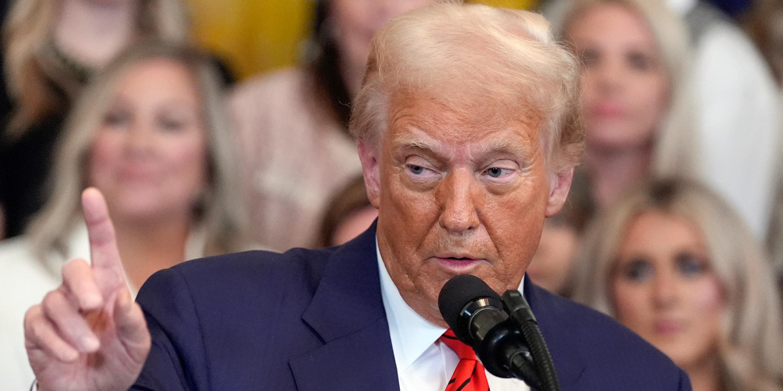 Das Bild zeigt Donald Trump in einer Nahaufnahme bei seiner Rede am 05.02.2025