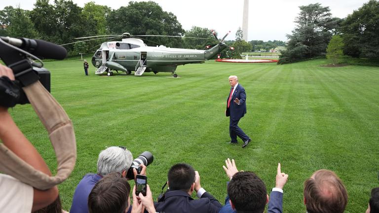 Präsident Donald Trump verlässt das Weiße Haus nach einem Gespräch mit Reportern und begibt sich auf den Weg zur Joint Base Andrews in Washington am 02.08.2025