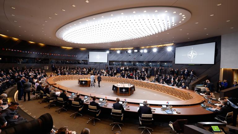 Gesamtansicht des Raums während einer Sitzung des Nordatlantikrats in Außenministerkonferenz im NATO-Hauptquartier in Brüssel, Mittwoch, 3. Dezember 2025.