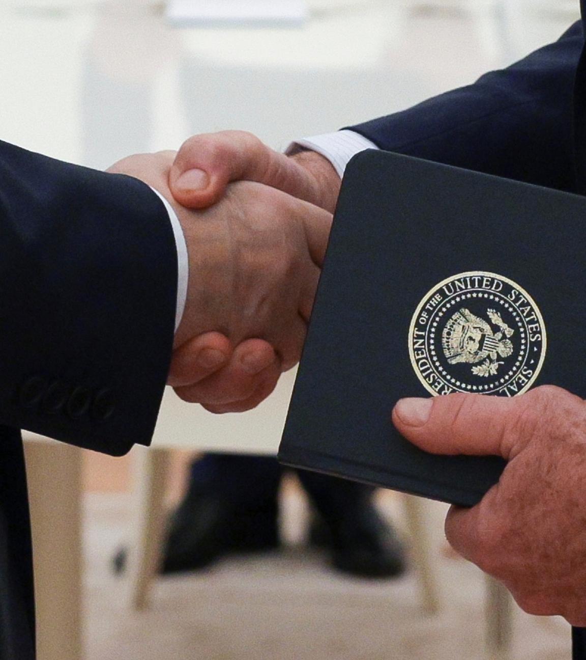 Der russische Präsident Wladimir Putin (links) und der Sonderbeauftragte von US-Präsident Donald Trump, Steve Witkoff (rechts), geben sich während ihres Treffens im Kreml in Moskau, Russland, am Mittwoch, dem 6. August 2025, die Hand.