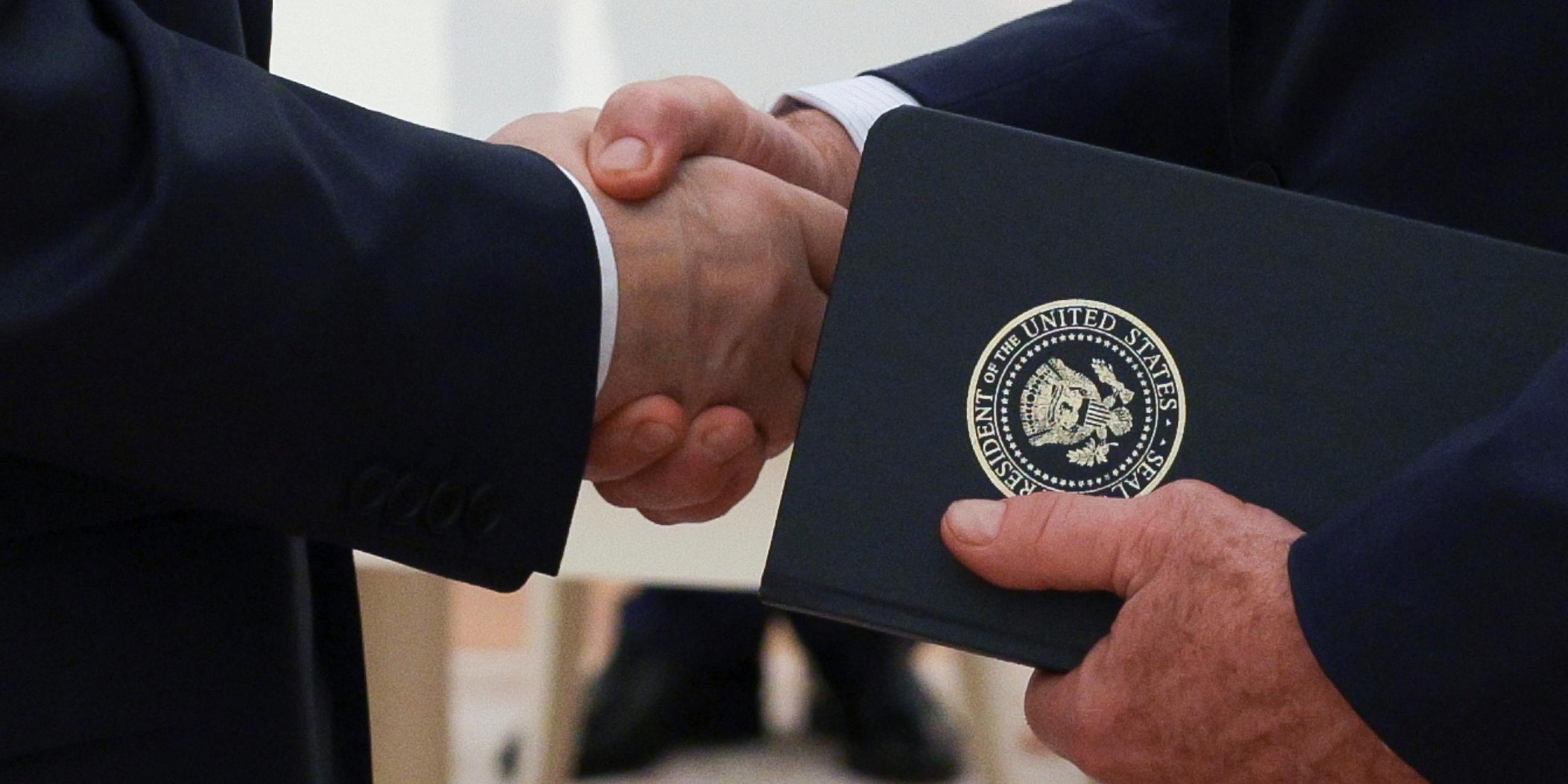 Der russische Präsident Wladimir Putin (links) und der Sonderbeauftragte von US-Präsident Donald Trump, Steve Witkoff (rechts), geben sich während ihres Treffens im Kreml in Moskau, Russland, am Mittwoch, dem 6. August 2025, die Hand.