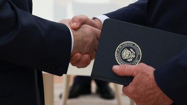Der russische Präsident Wladimir Putin (links) und der Sonderbeauftragte von US-Präsident Donald Trump, Steve Witkoff (rechts), geben sich während ihres Treffens im Kreml in Moskau, Russland, am Mittwoch, dem 6. August 2025, die Hand.
