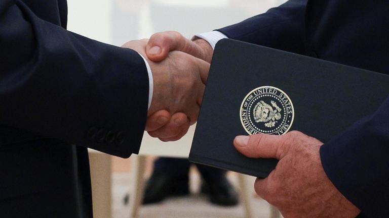Der russische Präsident Wladimir Putin (links) und der Sonderbeauftragte von US-Präsident Donald Trump, Steve Witkoff (rechts), geben sich während ihres Treffens im Kreml in Moskau, Russland, am Mittwoch, dem 6. August 2025, die Hand.