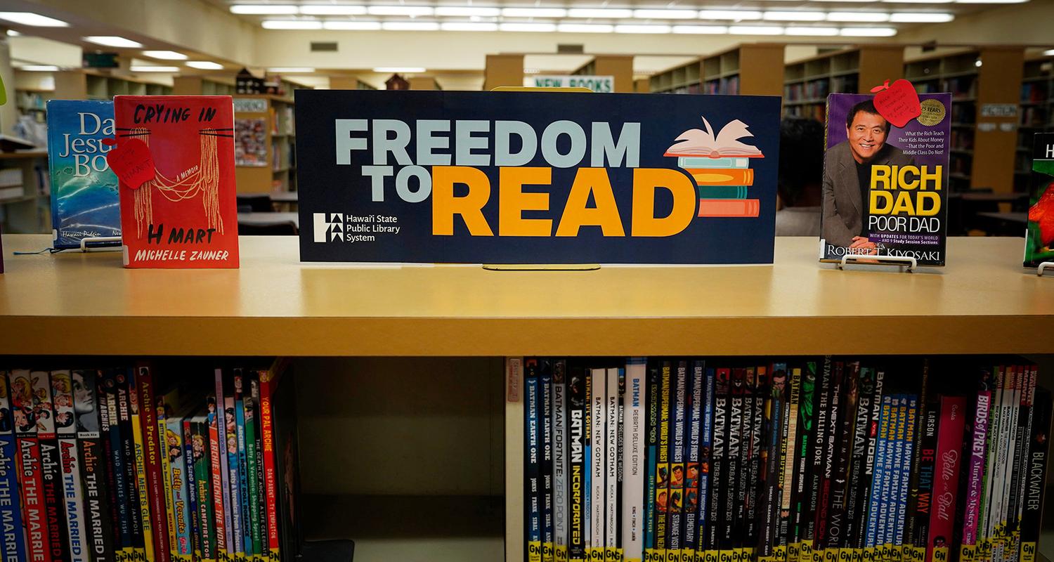 Ein Schild mit der Aufschrift „Freedom to Read” (Freiheit zu lesen) ist in der öffentlichen und Schulbibliothek von Ewa Beach in Ewa Beach, Hawaii, angebracht.