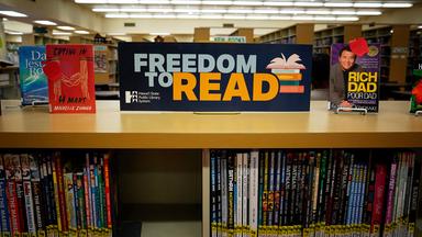 Ein Schild mit der Aufschrift „Freedom to Read” (Freiheit zu lesen) ist in der öffentlichen und Schulbibliothek von Ewa Beach in Ewa Beach, Hawaii, angebracht.
