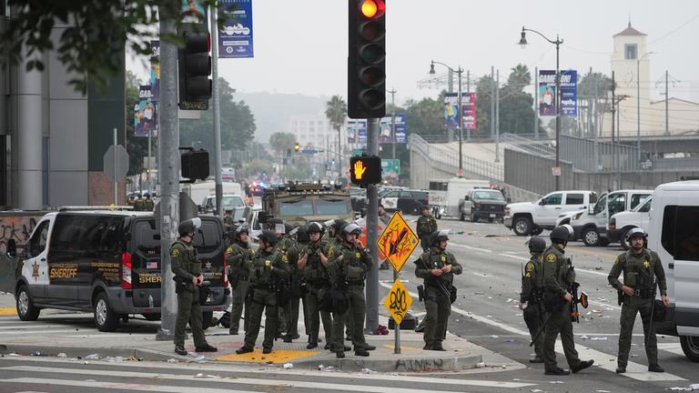 Polizisten stehen in L.A. an einer Ampel