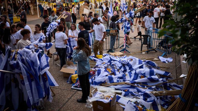 Freiwillige bereiten Flaggen auf dem Platz der Geiseln in Tel-Aviv vor