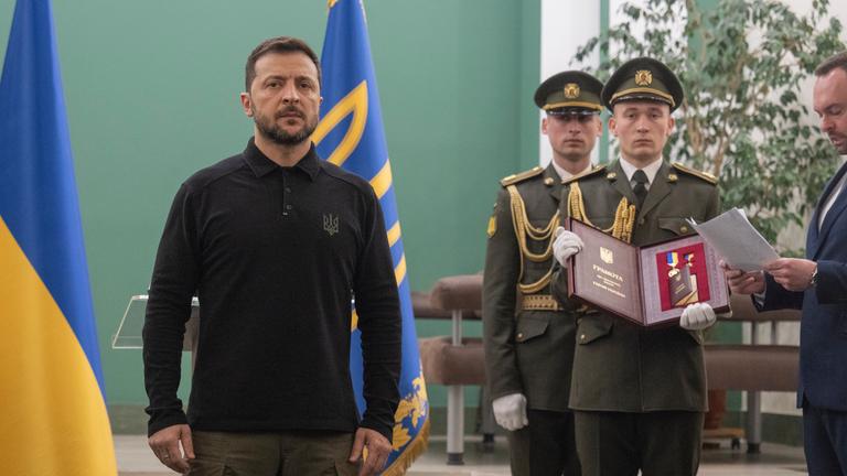 Präsident Selenskyj besucht die Krimtataren als Dank für ihren Einsatz