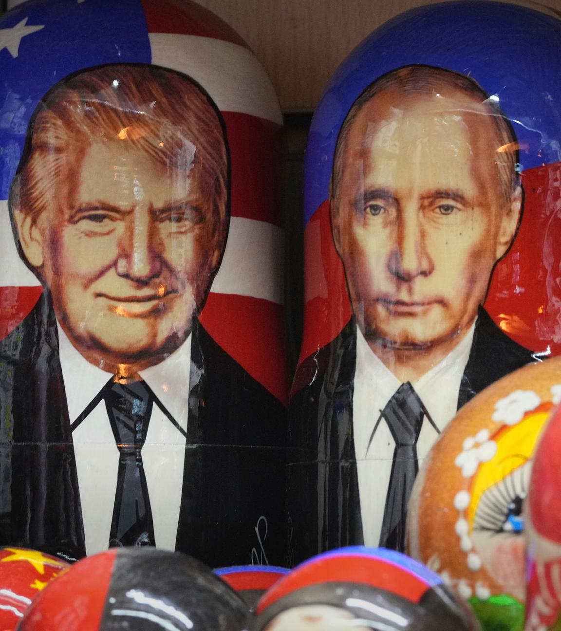 Eine Matrjoschka, eine traditionelle russische Holzpuppe, die den US-Präsidenten Donald Trump und den russischen Präsidenten Wladimir Putin darstellt, wird in einem Souvenirladen in St. Petersburg zum Verkauf angeboten.