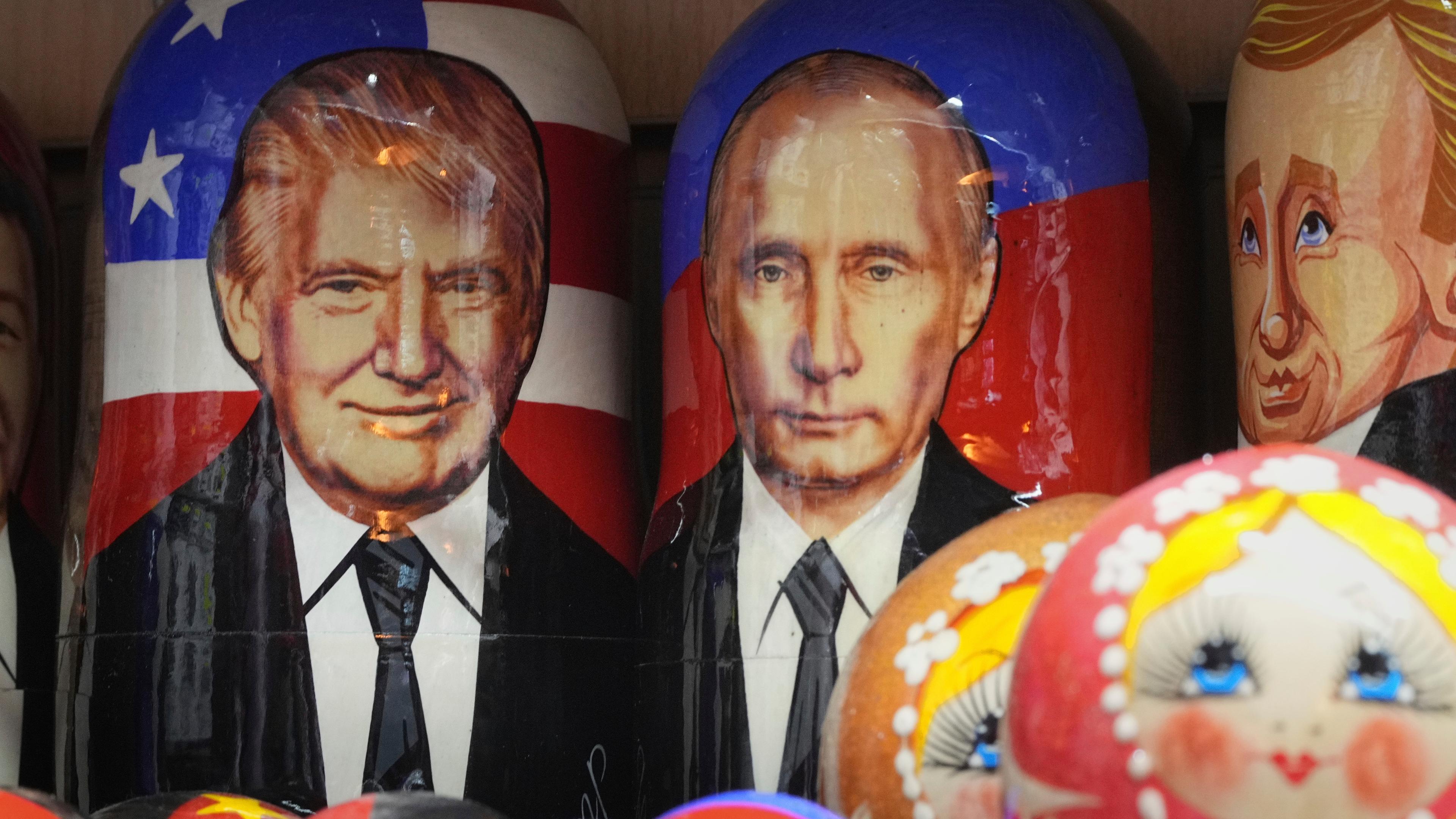 Eine Matrjoschka, eine traditionelle russische Holzpuppe, die den US-Präsidenten Donald Trump und den russischen Präsidenten Wladimir Putin darstellt, wird in einem Souvenirladen in St. Petersburg zum Verkauf angeboten.