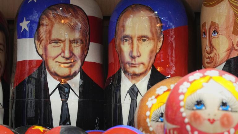 Eine Matrjoschka, eine traditionelle russische Holzpuppe, die den US-Präsidenten Donald Trump und den russischen Präsidenten Wladimir Putin darstellt, wird in einem Souvenirladen in St. Petersburg zum Verkauf angeboten.