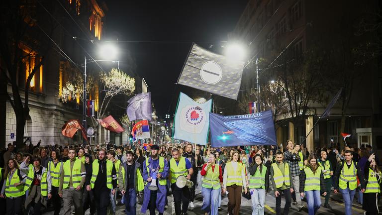 Studenten und andere Demonstranten, die im Vorfeld einer Großdemonstration an diesem Wochenende eingetroffen sind, marschieren am Freitag, 14. März 2025, in der Innenstadt von Belgrad, Serbien.
