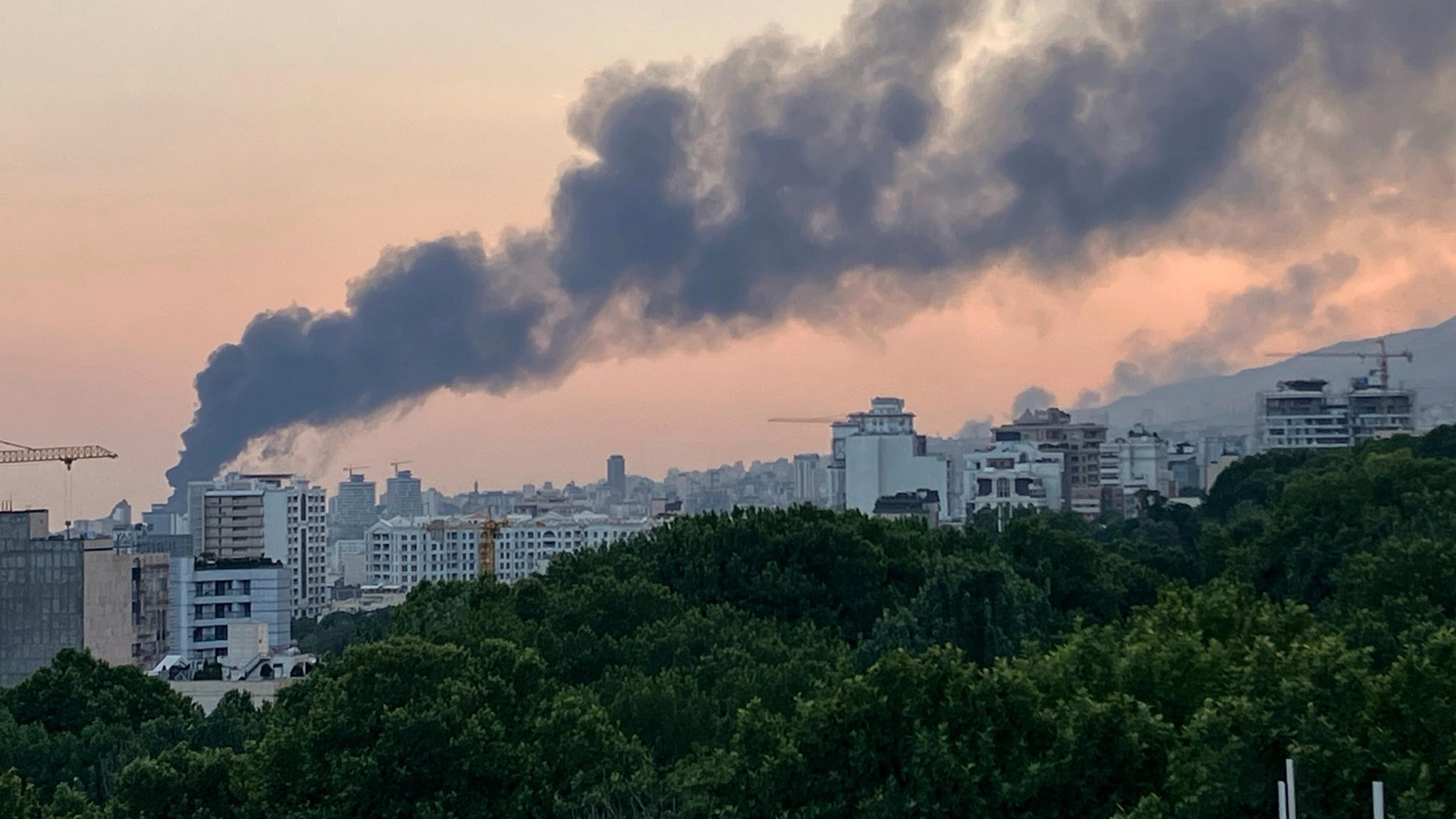 Nach einem israelischen Angriff in Teheran, Iran, steigt Rauch aus dem Gebäude des staatlichen iranischen Fernsehens auf am 16.06.2025