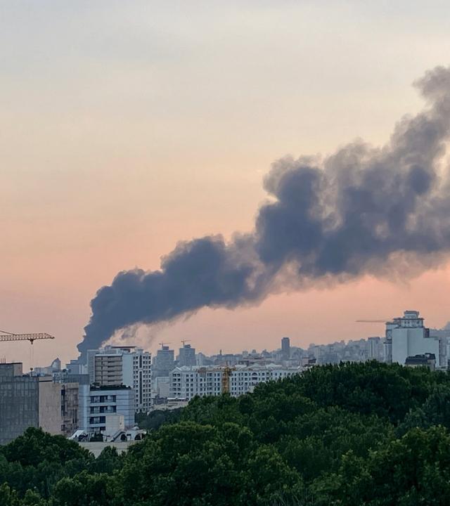 Nach einem israelischen Angriff in Teheran, Iran, steigt Rauch aus dem Gebäude des staatlichen iranischen Fernsehens auf am 16.06.2025