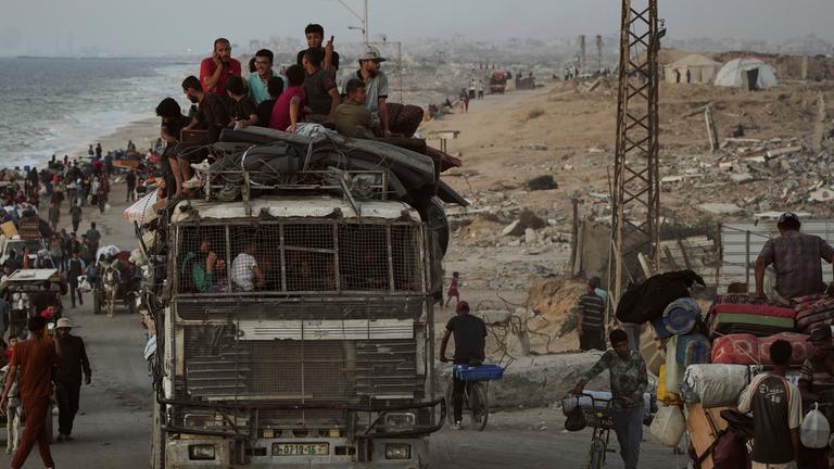 Vertriebene Palästinenser fliehen am Mittwoch, 17. September 2025, mit ihren Habseligkeiten entlang der Küstenstraße aus Gaza-Stadt in Richtung Süd-Gaza.