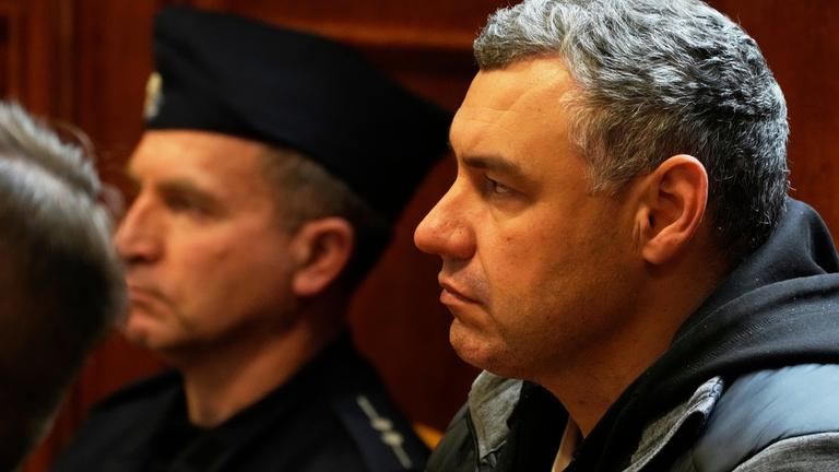 Der ukrainische Angeklagte Volodymyr Zuravlov hört zu, wie ein Richter im Gerichtssaal des Regionalgerichts Warschau in Polen am Freitag, dem 17. Oktober 2025, die Entscheidung verkündet, die Auslieferung an Deutschland nicht zuzulassen.