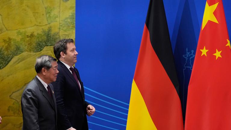 Der deutsche Finanzminister Lars Klingbeil (zweiter von links) und der chinesische Vizepremier He Lifeng (links) treffen zu ihren zweiten hochrangigen Gesprächen in der Staatsgästehaus Diaoyutai in Peking ein.