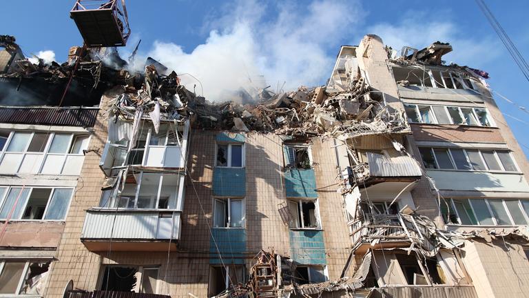 Rettungskräfte räumen die Trümmer eines Wohngebäudes, das am Mittwoch durch einen russischen Angriff auf Ternopil in der Ukraine schwer beschädigt wurde.