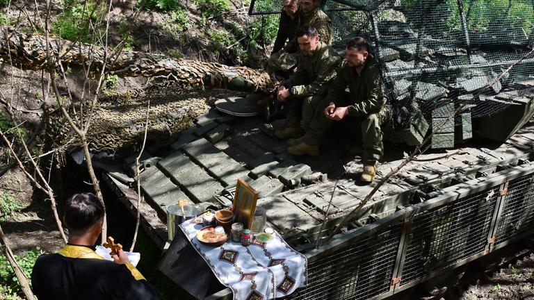 Chaplain leads Easter service near frontline in Zaporizhzhia region