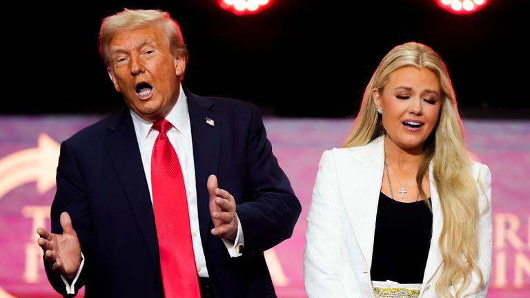 Präsident Donald Trump (links) steht neben Erika Kirk am Ende einer Gedenkfeier für ihren Ehemann, den konservativen Aktivisten Charlie Kirk, am Sonntag, 21. September 2025, im State Farm Stadium in Glendale, Arizona. (AP Photo/Julia Demaree Nikhinson)