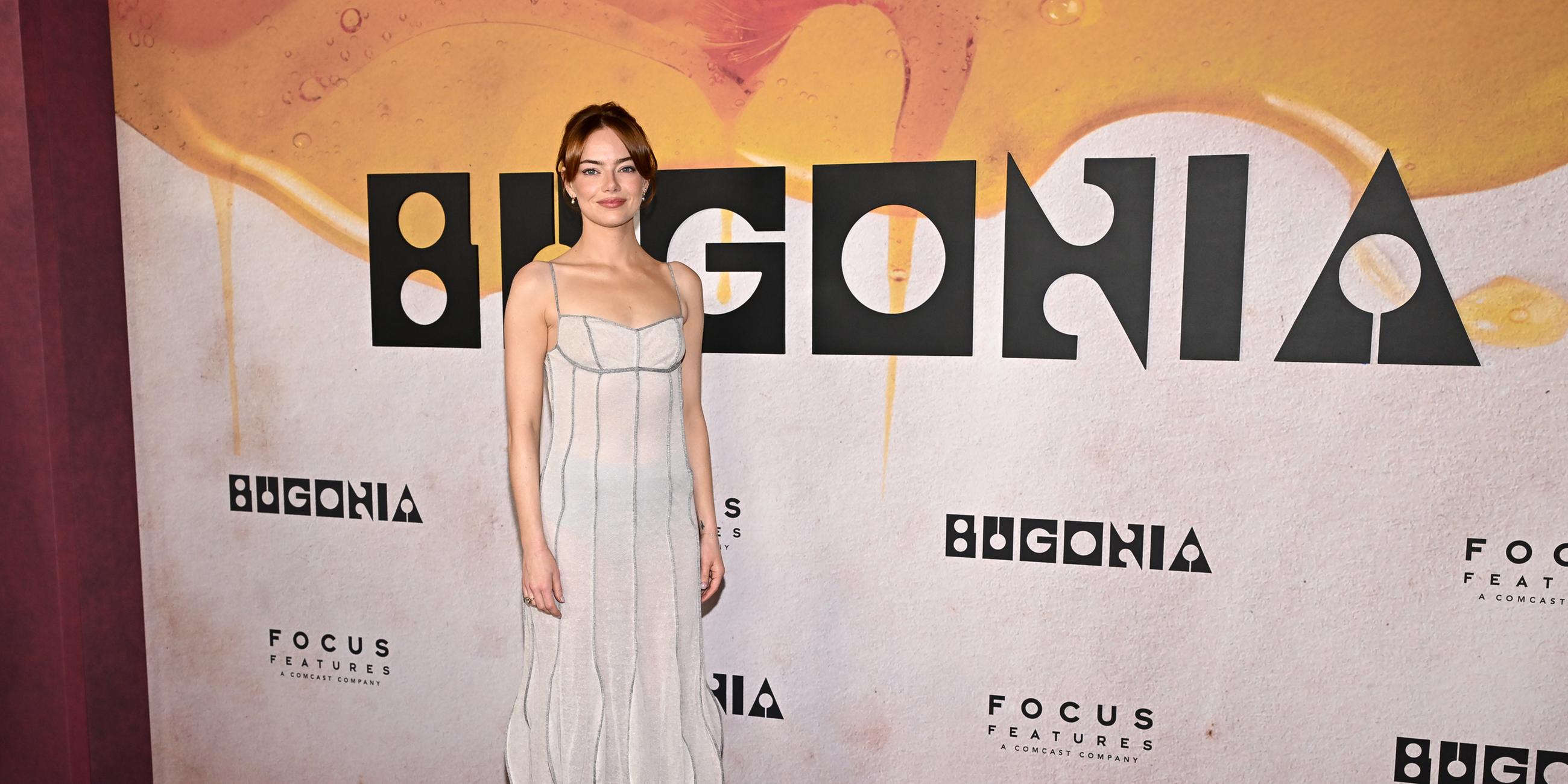 Emma Stone erschien zur Premiere von "Bugonia" in New York in einem grauen Kleid