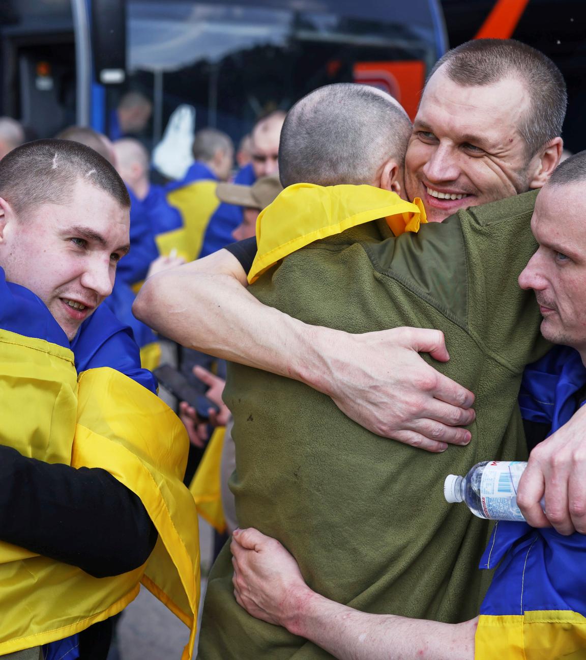 Ukrainische Soldaten umarmen sich, nachdem sie nach einem Austausch zwischen Russland und der Ukraine aus der Gefangenschaft zurückgekehrt sind, in der Region Tschernyhiv, Ukraine, Freitag, 23. Mai 2025.
