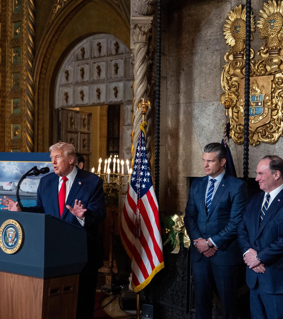 Trump auf einer PK, bei der er über die Beziehung zu Venezuela spricht
