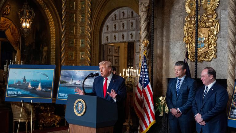 Trump auf einer PK, bei der er über die Beziehung zu Venezuela spricht