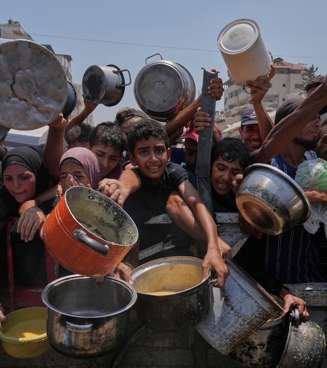 Kinder und Hilfsbedürftige versuchen verzweifelt Essen zu bekommen