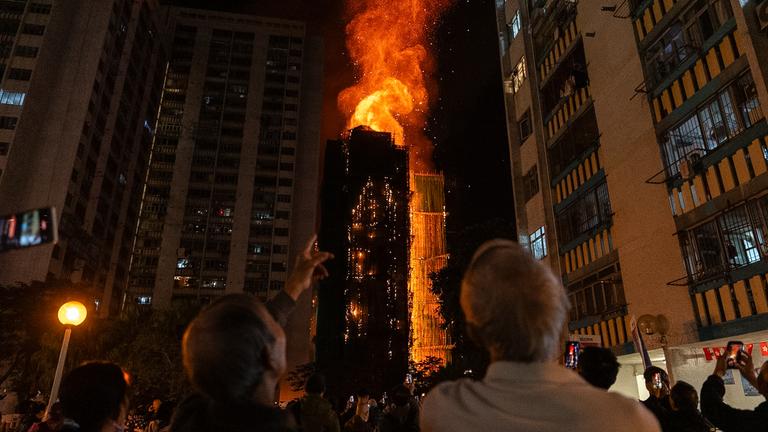 Grossbrand in einem Hochhaus in Hongkong